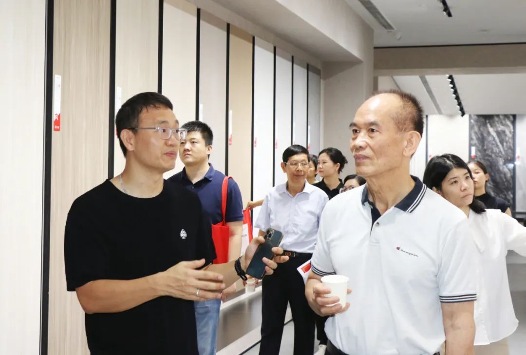 2024新銳榜專家評審團蒞臨大將軍瓷磚總部考察,點贊品牌實力!(圖2) 2024新銳榜專家評審團蒞臨大將軍瓷磚總部考察,點贊品牌實力!(圖2)