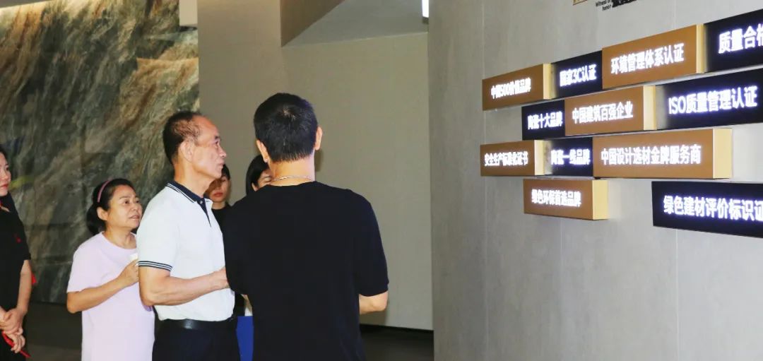 2024新銳榜專家評審團蒞臨大將軍瓷磚總部考察,點贊品牌實力!(圖5) 2024新銳榜專家評審團蒞臨大將軍瓷磚總部考察,點贊品牌實力!(圖5)