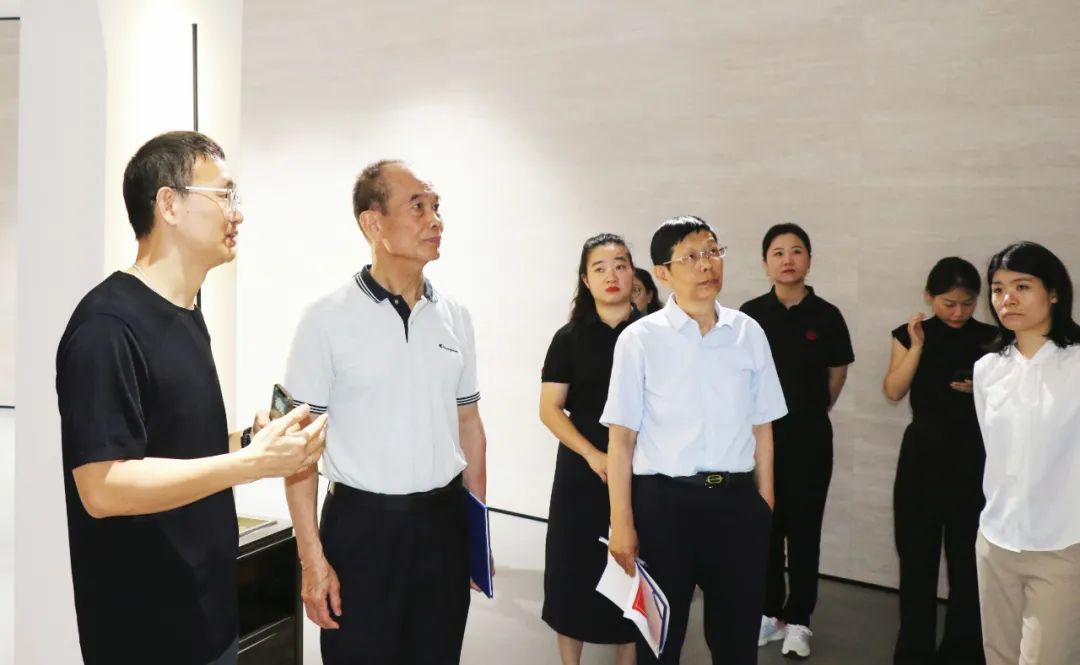 2024新銳榜專家評審團蒞臨大將軍瓷磚總部考察,點贊品牌實力!(圖4) 2024新銳榜專家評審團蒞臨大將軍瓷磚總部考察,點贊品牌實力!(圖4)