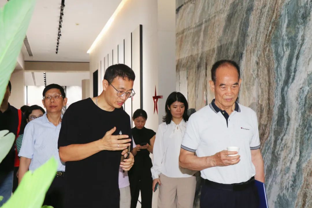2024新銳榜專家評審團蒞臨大將軍瓷磚總部考察,點贊品牌實力!(圖6) 2024新銳榜專家評審團蒞臨大將軍瓷磚總部考察,點贊品牌實力!(圖6)