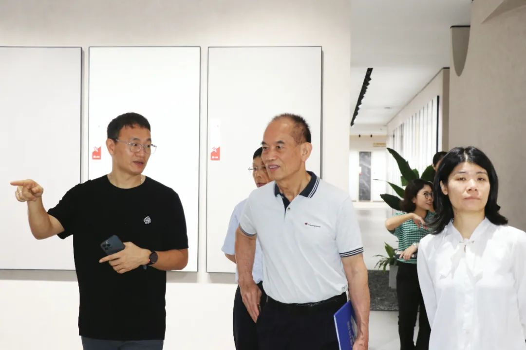 2024新銳榜專家評審團蒞臨大將軍瓷磚總部考察,點贊品牌實力!(圖7) 2024新銳榜專家評審團蒞臨大將軍瓷磚總部考察,點贊品牌實力!(圖7)